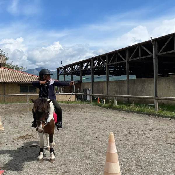 initiation tir a l'arc a poney domaine equestre du poet